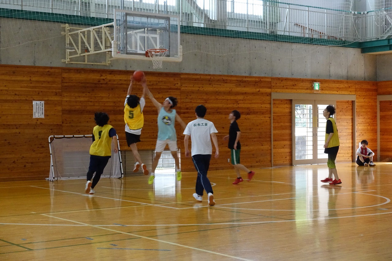 学生自治会は体育行事を開催しました