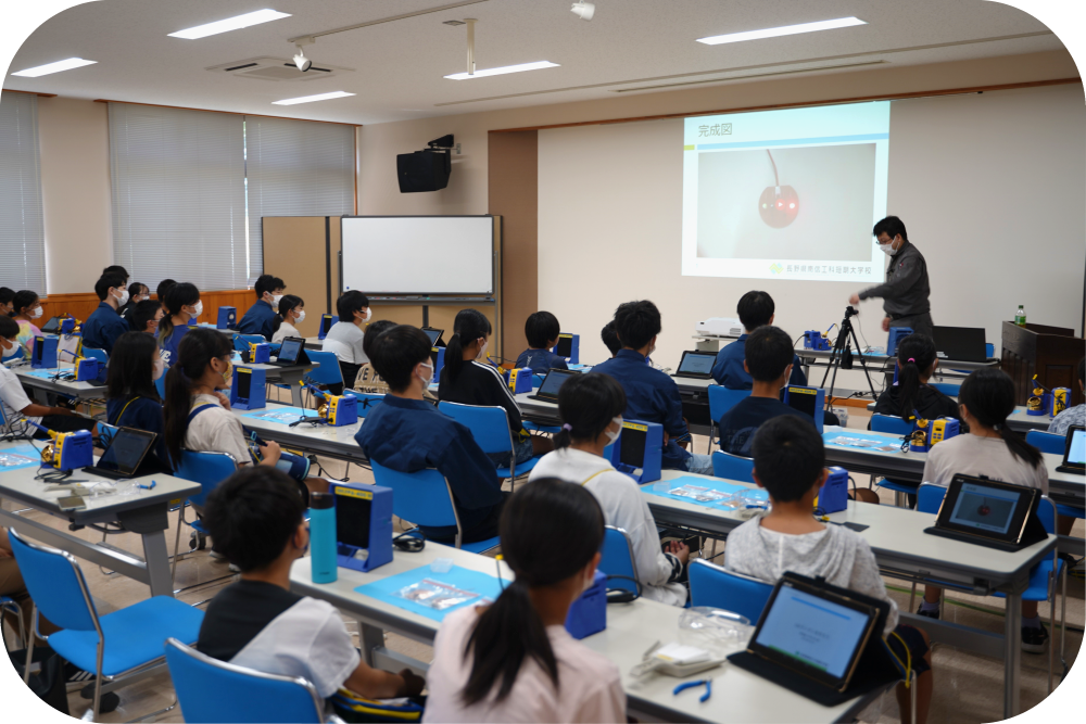 南箕輪村小学校6年1組の児童とLEDランタンを作りました