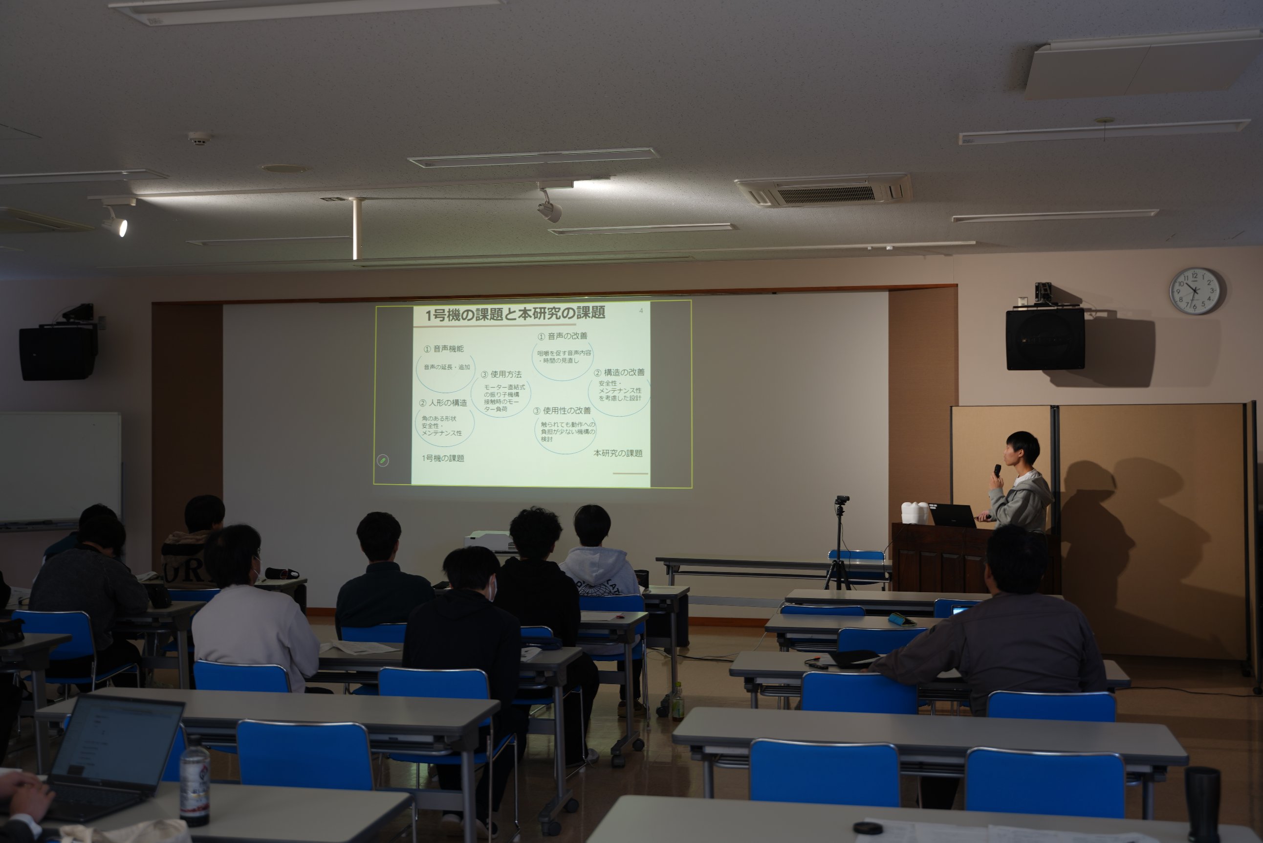電気システム学科2年生が卒業研究の中間発表を行いました