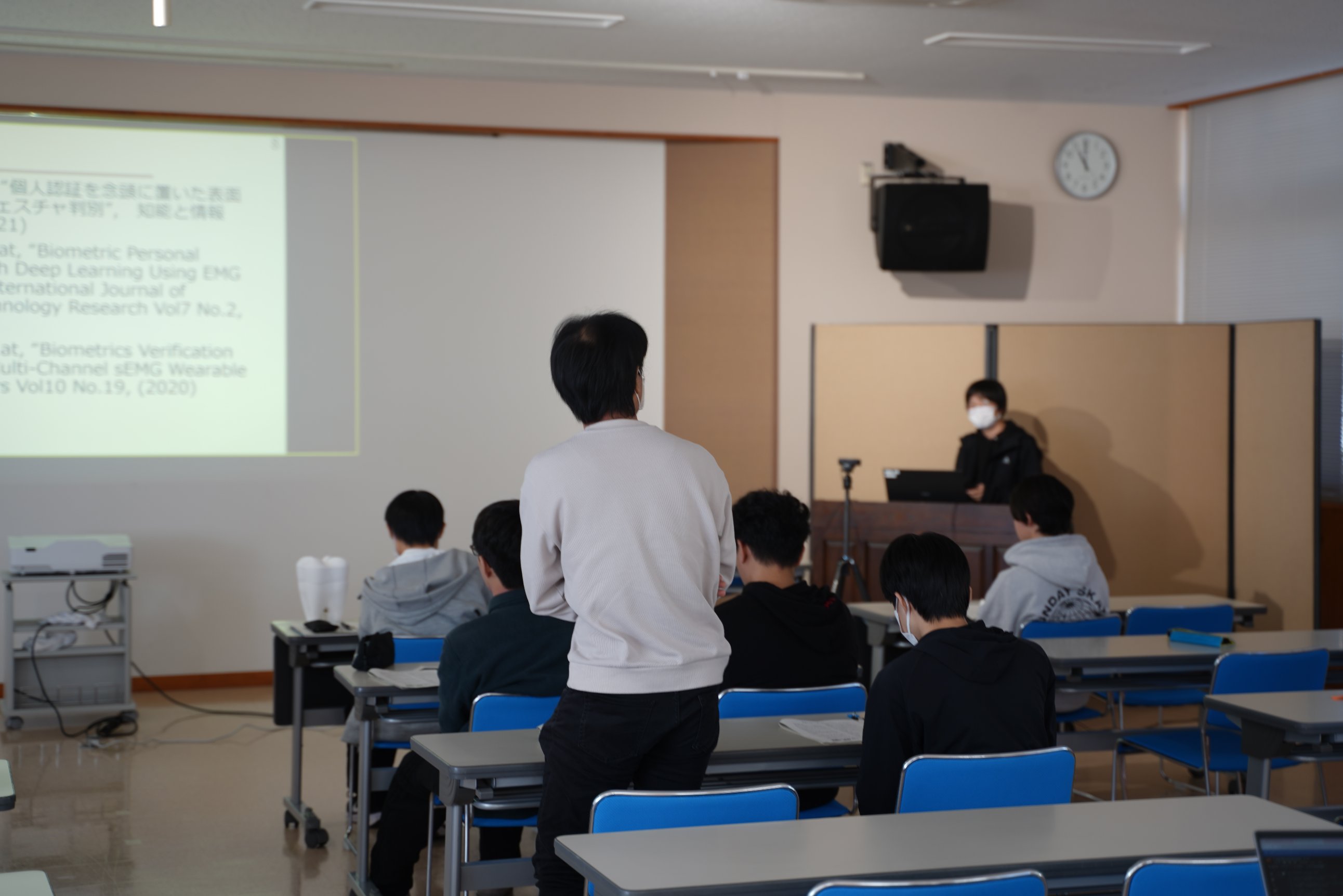 電気システム学科2年生が卒業研究の中間発表を行いました