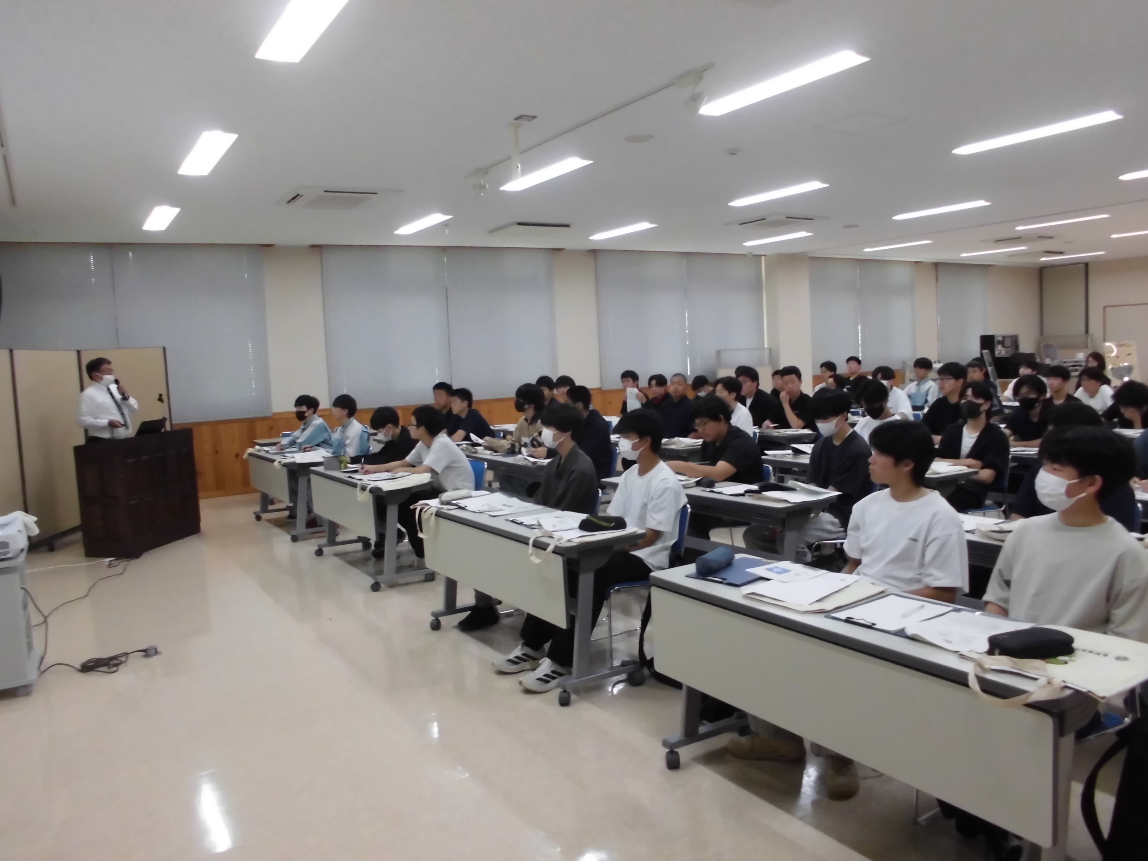 駒ヶ根工業高校の１年生が学校見学に来ました。