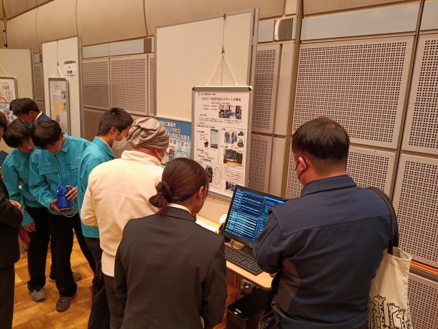 岡谷工業高校と共同開発したAIロボット　短大生と高校生が代表として課題研究発表