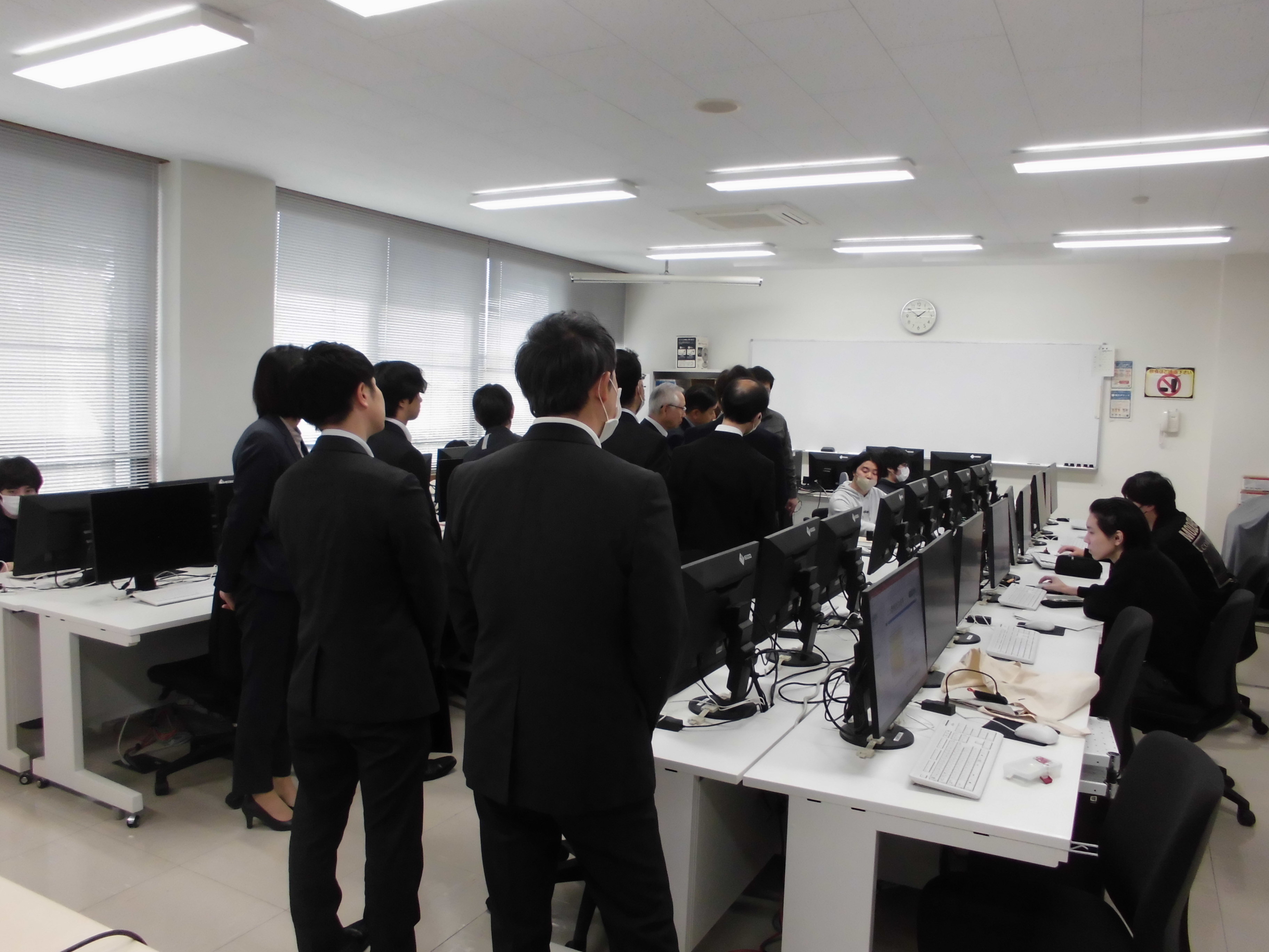 アルプス中央信用金庫箕輪支店　経営者協会の皆さまが見学のために来校されました。