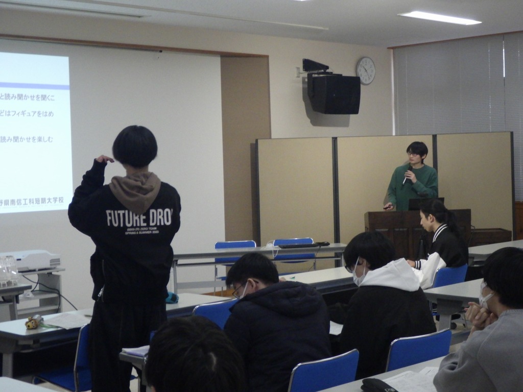 電気システム学科2年生が卒業研究の中間発表を行いました